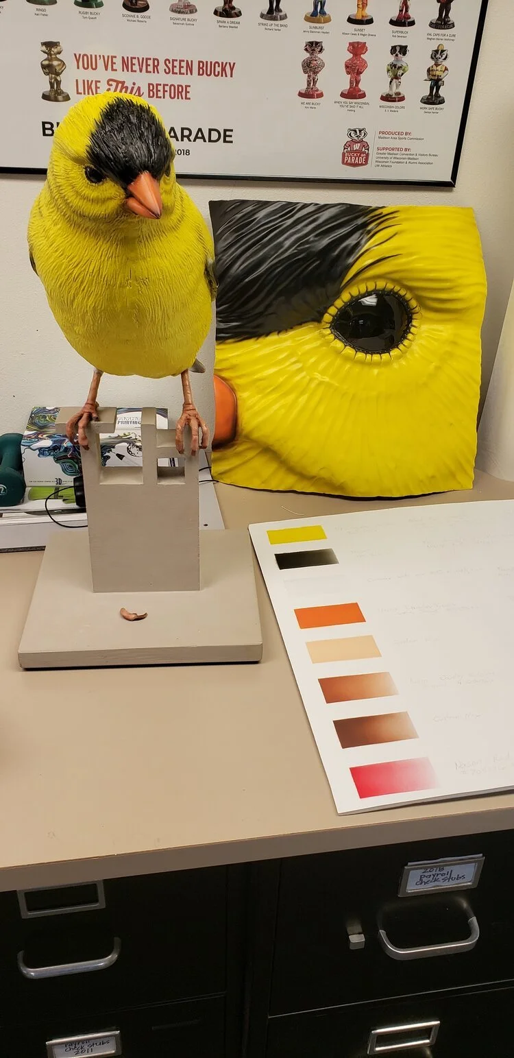 GORT ゴールドフィンチ 鳥 フィギュリン 置物 米国製 Amazon.com: US 4.5 Inch Goldfinch Bird on Branch Decorative Statue